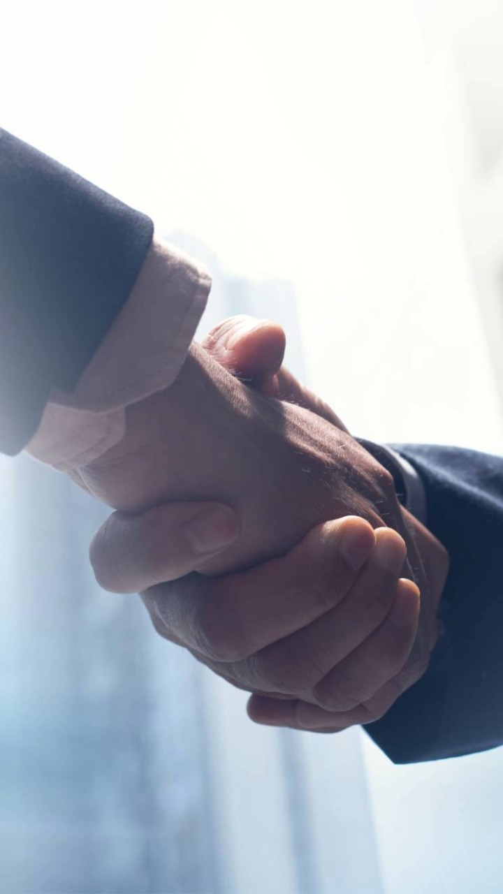 investors shaking hands