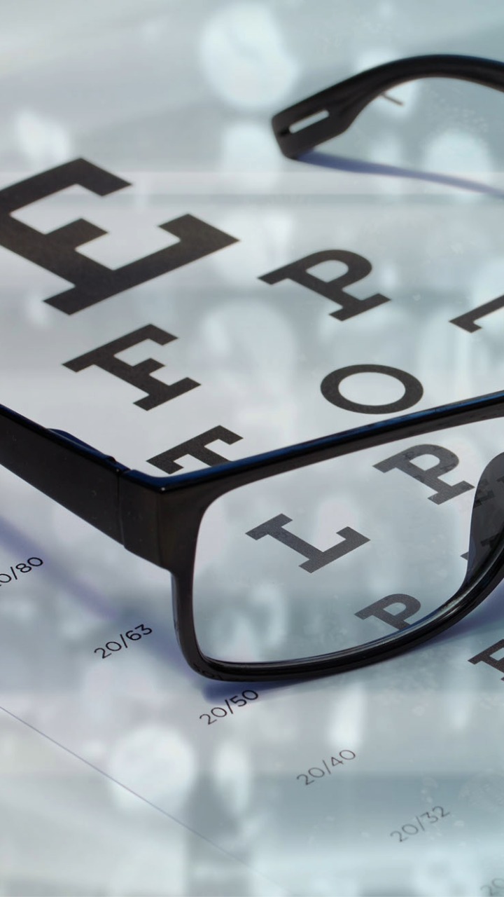 Brille beim Optiker Augentest